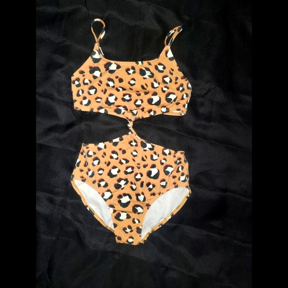 Cute Girl's Leppard Print Swimsuit - Picture 3 of 3